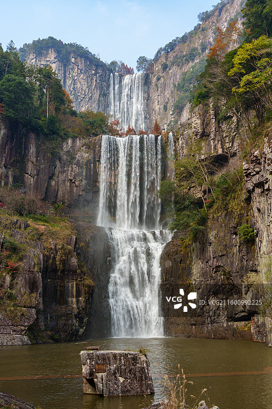 浙江省温州市文成县境内的百丈漈一漈和二漈同框图片素材