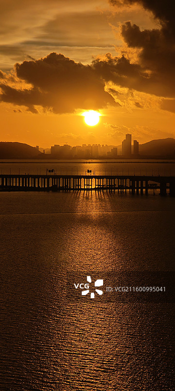 洪鹤大桥日出海景图片素材