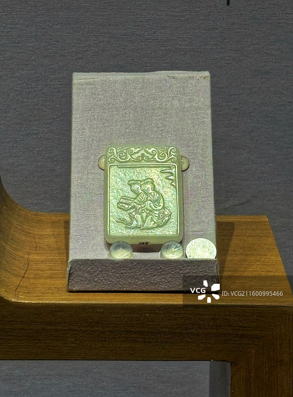 常熟博物馆藏明白玉“二乔观书”子冈牌图片素材