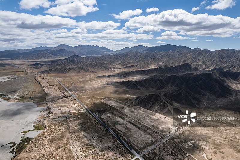 西北苍凉荒漠戈壁沙漠山脉蓝天白云山脉全景图片素材