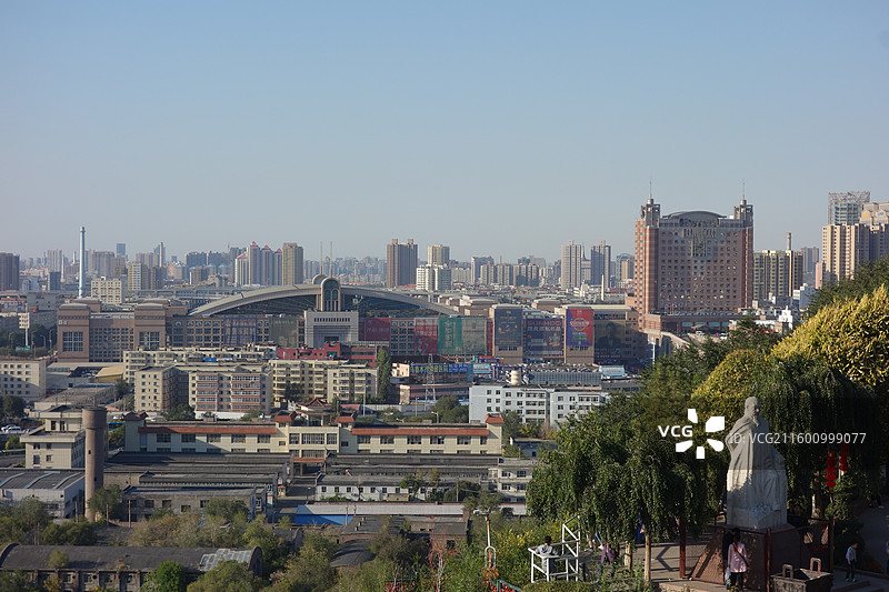 新疆乌鲁木齐红山公园远眺城市天际线图片素材