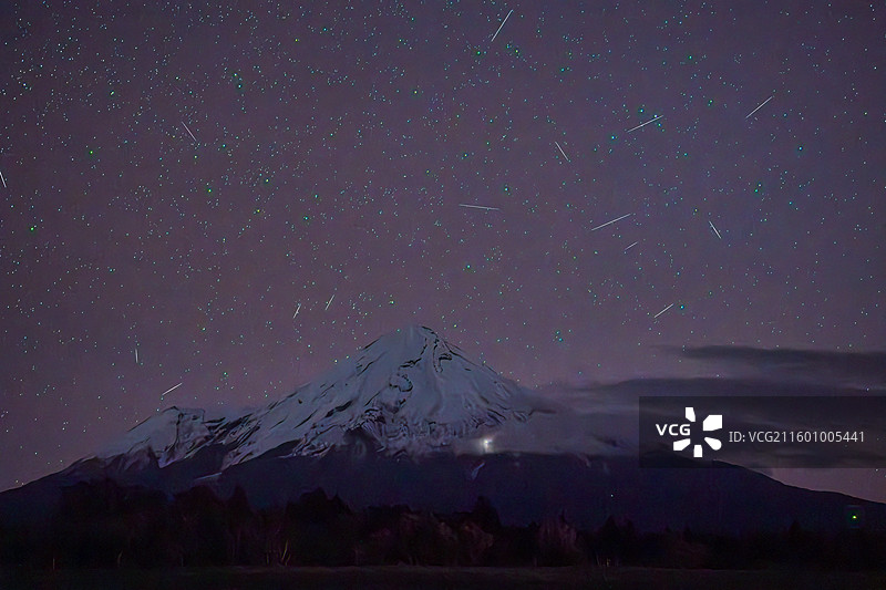 雪山上的流星图片素材