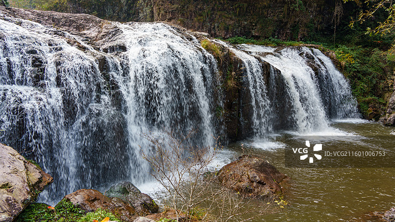 浙江省温州市百丈漈下游溪流中的潺潺流水图片素材
