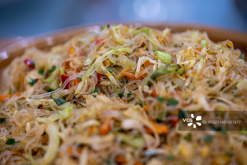 粤菜餐馆的餐桌上砂锅里的海皇粉丝煲的高角度视特写照图片素材