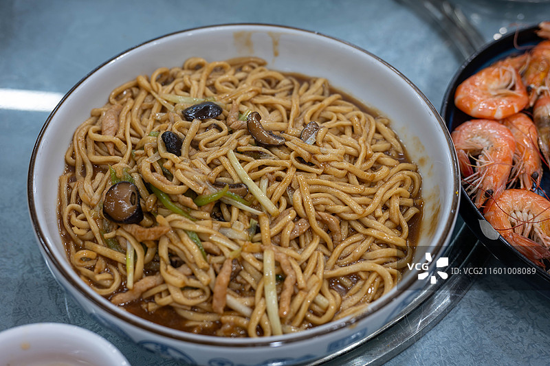 粤菜在餐桌上的肉丝烩伊面的高机会镜头图片素材
