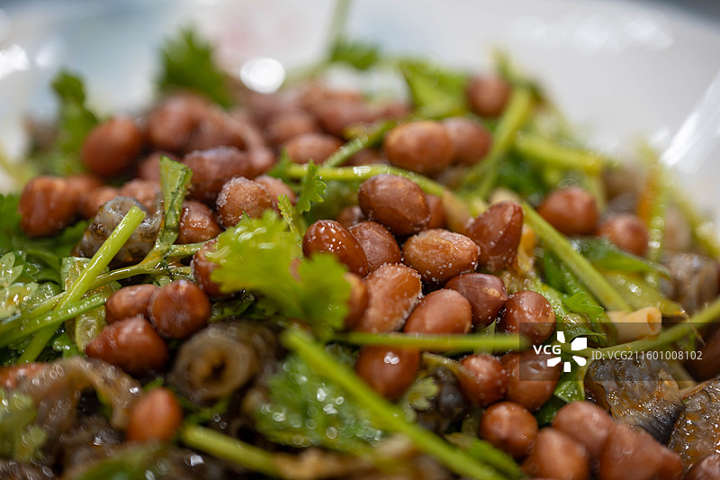 餐桌上盘子里的鱼菜，凉拌皮鱼的特写镜头图片素材