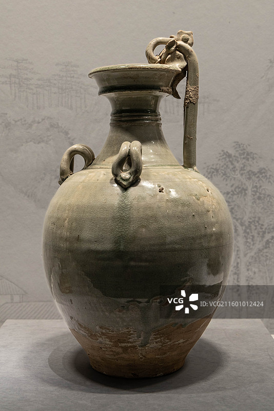 山西太原山西博物院瓷苑奇葩展厅青釉龙柄三系壶 隋 开皇十五年 595年 山西省汾阳市北关村梅渊墓出土图片素材