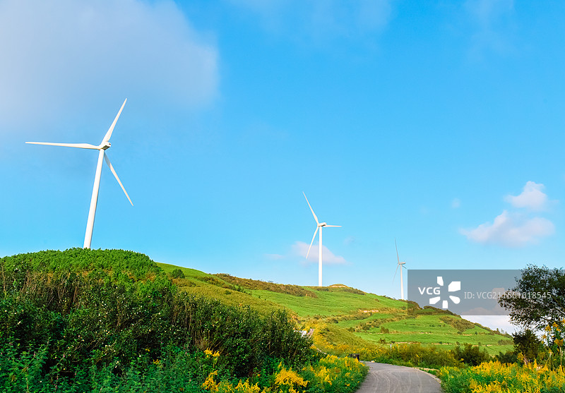 浙江宁波鄞州区横溪镇白岩山山水印最美风车公路风力发电机组与茶园秋日风景图片素材