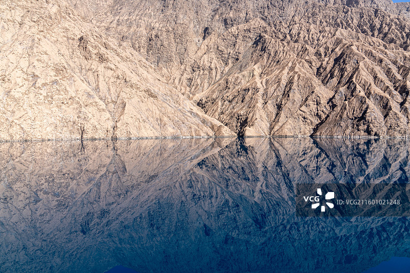 新疆喀什地区与克孜勒苏柯尔克孜自治州交接处的阿尔塔什水库秋季风光图片素材