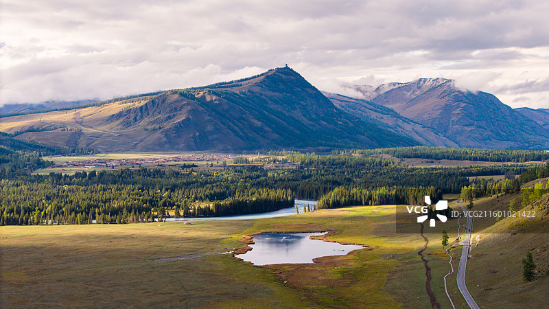 新疆阿勒泰，喀纳斯景区，鸭泽湖和哈拉开特山。图片素材