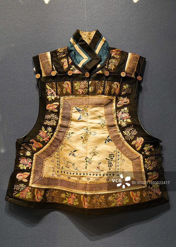 上海 上海历史博物馆 鄂尔多斯草原文化展 “九曲黄河 马背长歌”民国 花边坎肩图片素材