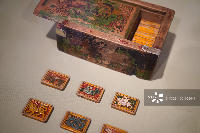 上海 上海历史博物馆 鄂尔多斯草原文化展 “九曲黄河 马背长歌”民国 彩绘蒙古棋牌图片素材