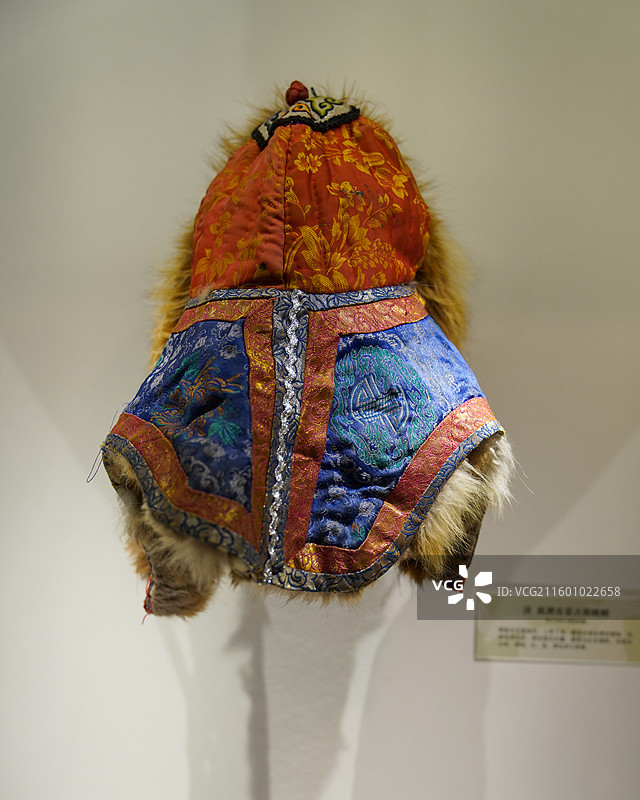 上海 上海历史博物馆 鄂尔多斯草原文化展 “九曲黄河 马背长歌”清代 狐狸皮蒙古族暖帽图片素材