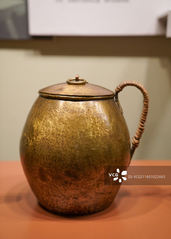 上海 上海历史博物馆 鄂尔多斯草原文化展 “九曲黄河 马背长歌”民国 罐型铜壶图片素材