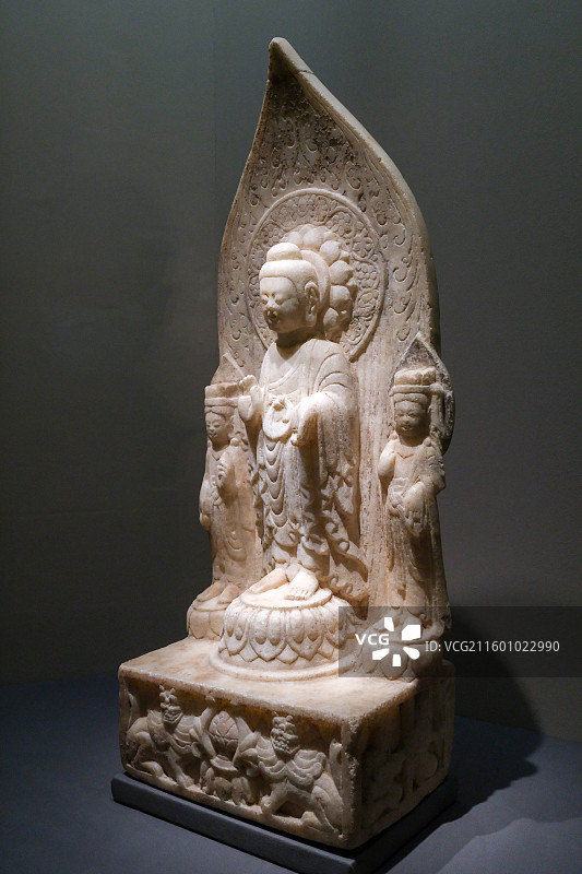 释迦牟尼佛三尊像 东魏 临漳县邺南城西门外出土 中国国家博物馆“惠世天工-河北曲阳石雕艺术展”图片素材