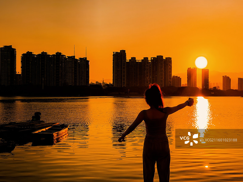 朝阳映脸庞，晨曦暖心房图片素材