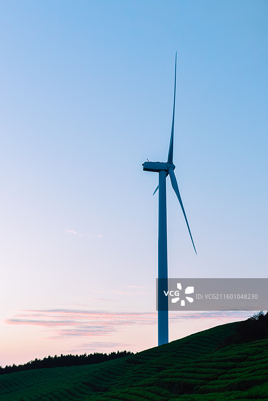 浙江宁波鄞州区横溪镇白岩山山水印最美风车公路风力发电机组与茶园秋日日落风景图片素材