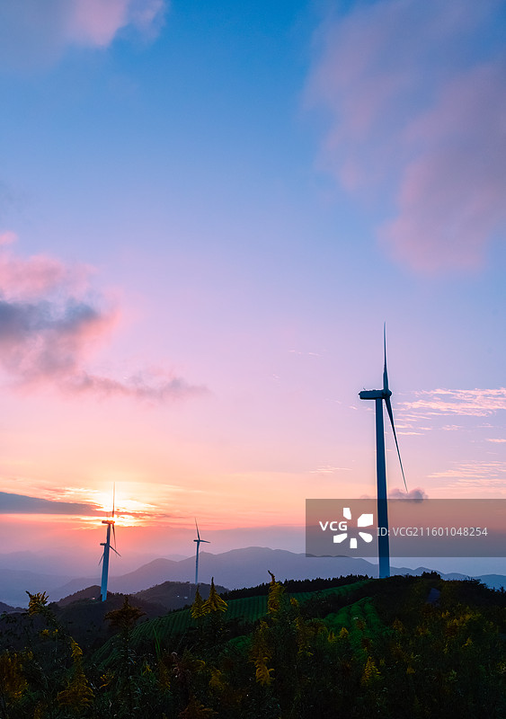 浙江宁波鄞州区横溪镇白岩山山水印最美风车公路风力发电机组与茶园秋日日落风景图片素材