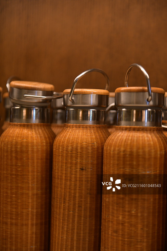 餐厅金属竹编热水瓶图片素材