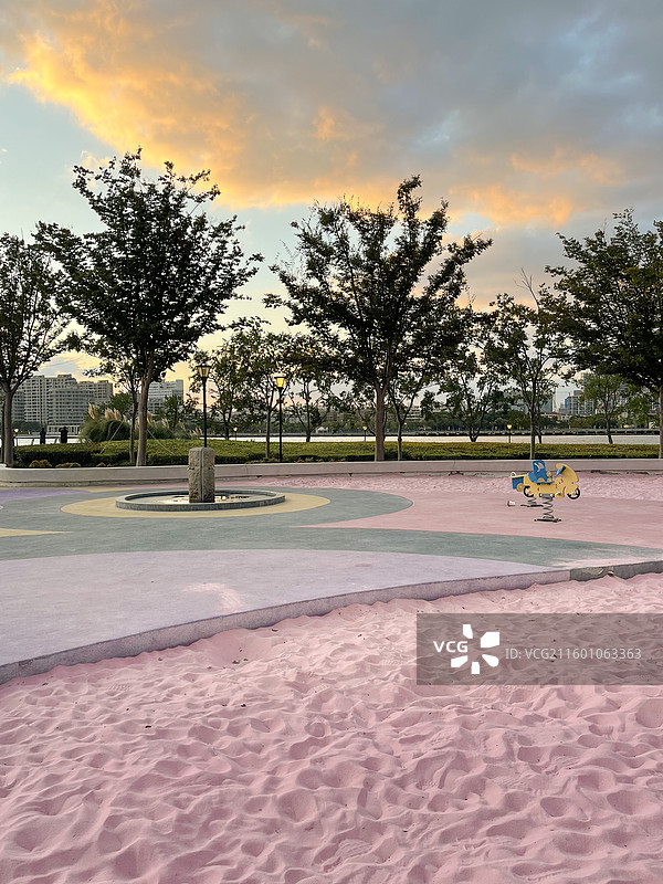 晴朗天气下的前滩休闲公园图片素材