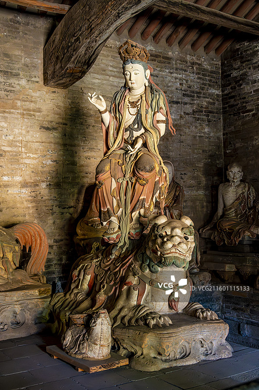 山西省长治市长子县北宋崇庆寺风光——大士殿北宋元丰二年彩塑三大士：骑青狮的文殊菩萨图片素材