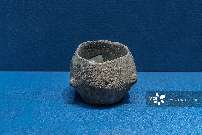辽宁省沈阳博物馆“沈阳历史陈列”：陶钵（新乐上层文化，皇姑区百鸟公园遗址出土）图片素材