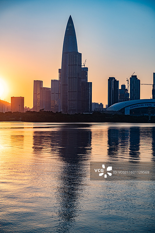 深圳湾后海高楼大厦的日落美景图片素材