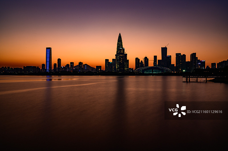 深圳湾后海高楼大厦的日落美景图片素材