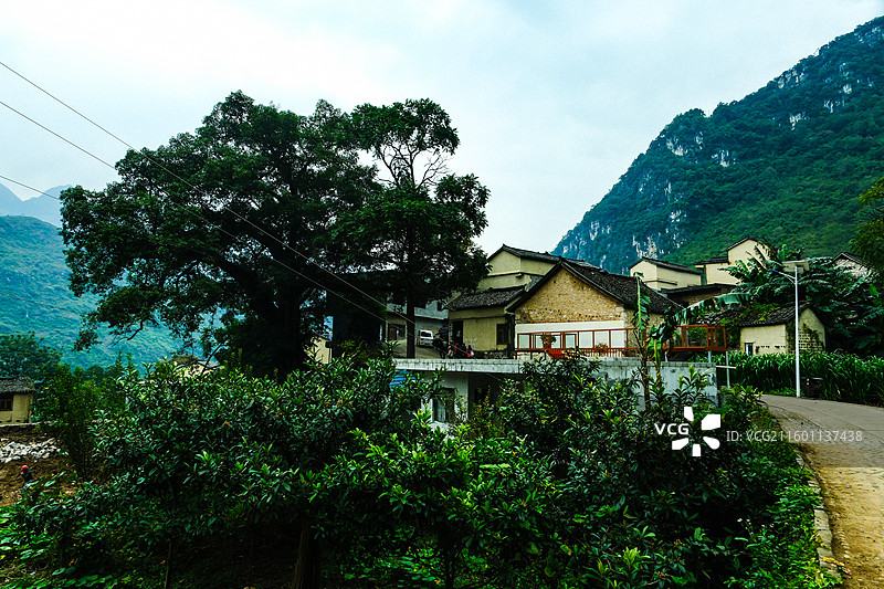 中国贵州黔西南州贞丰县北盘江花江大峡谷畔小花江村，传统布依族村落小花江，横竖都是世界第一的花江峡谷大图片素材