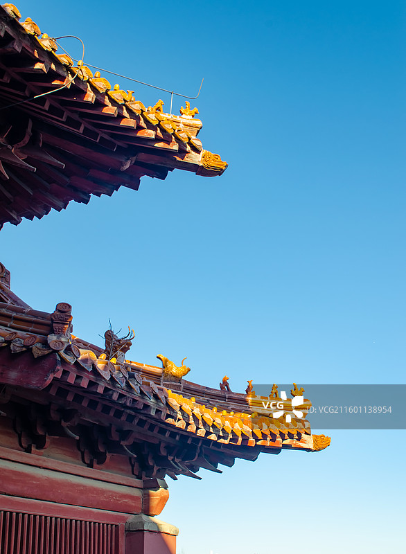 中国山东泰安著名景点泰山旅游风景区，岱庙行宫榫卯结构的角楼特写屋脊和蓝天，户外白昼无人图像摄影图片素材