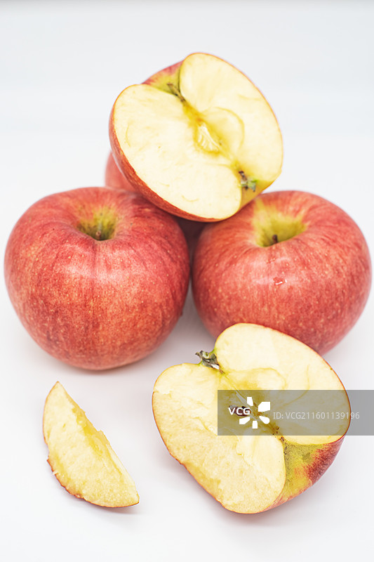 中国水果饮食产业影棚拍摄拍摄主题，切开橘黄色红富士红星国光红玉红将军爵士乔纳金苹果，室内无人图像摄影图片素材