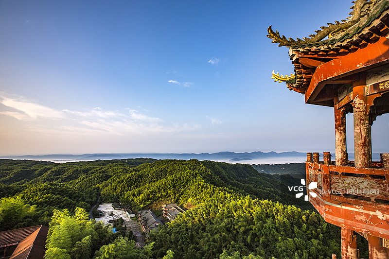 中国四川省宜宾市长宁县蜀南竹海风景区晨雾中的景观图片素材