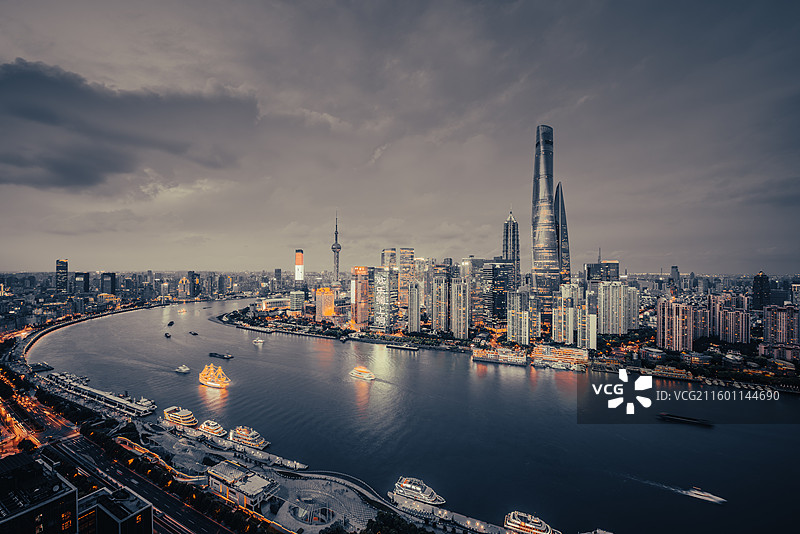 上海BFC外滩金融中心顶楼视角黄浦江陆家嘴东方明珠金茂环球金融上海中心大厦白玉兰广场全景夜景图片素材