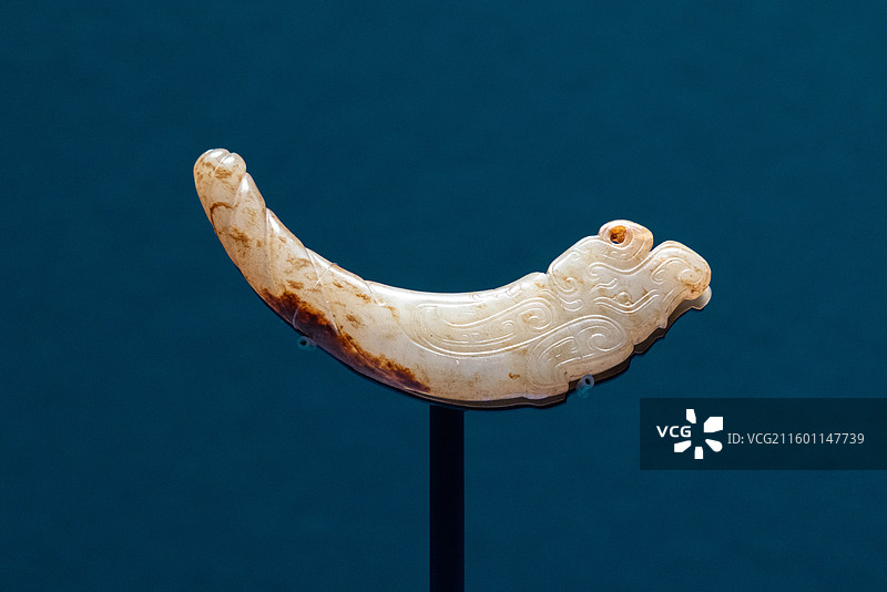 山西太原山西博物院玉韫华夏展厅龙形玉觿 西周 山西省曲沃县北赵村晋侯墓地M63出土图片素材