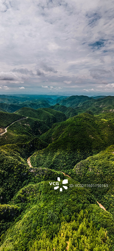 航拍湖北十堰郧西县五龙河景区秦岭山脉峡谷图片素材