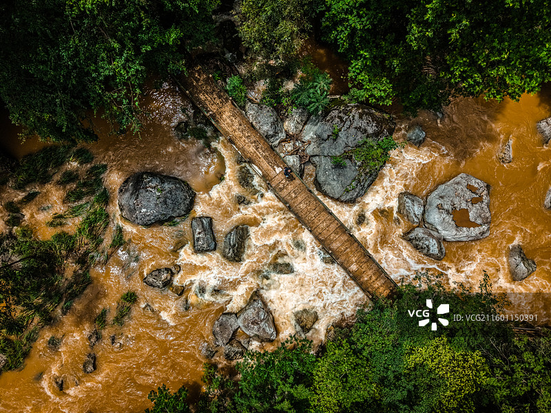 航拍湖北十堰郧西县五龙河景区秦岭山脉峡谷图片素材