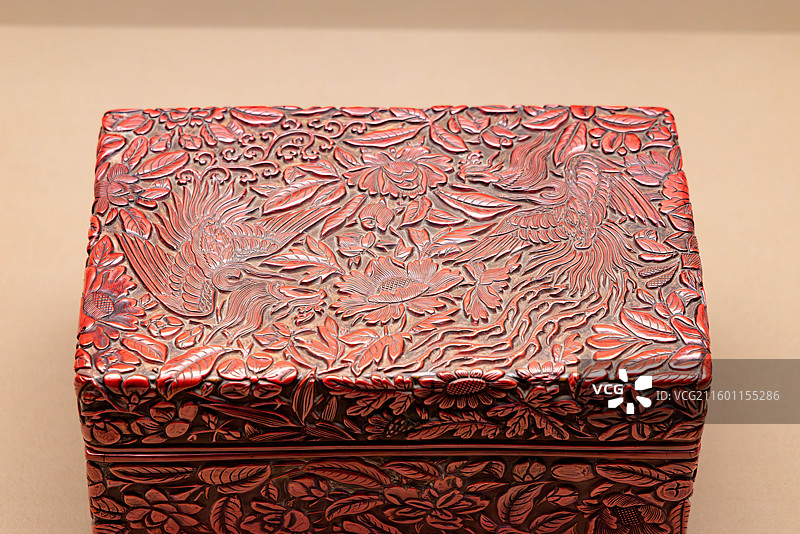 上海博物馆人民广场馆红翠斗芳菲宋元明漆器珍品展剔红凤凰牡丹纹长方盒 南宋13世纪 东京国立博物馆图片素材