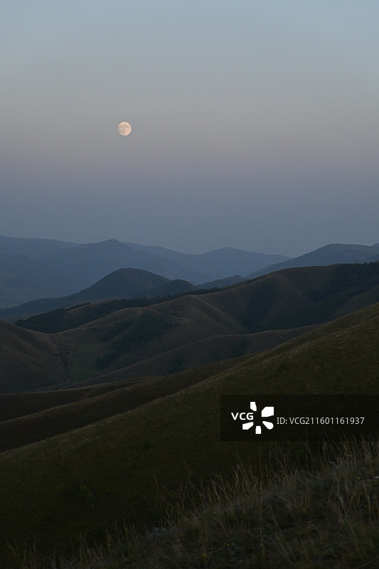 内蒙古乌兰察布-红石崖草原月出图片素材