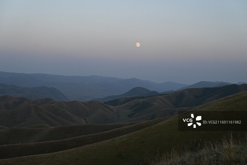 内蒙古乌兰察布-红石崖草原月出图片素材