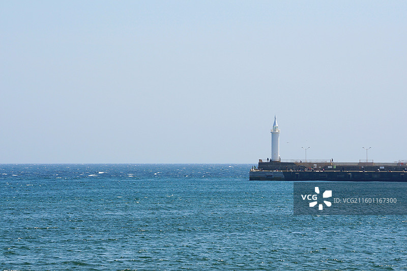 日本神奈川县藤泽市，从江之岛眺望晨雾中的湘南海岸图片素材