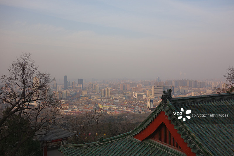 山东省济南市千佛山历山院远眺历下区天际线图片素材