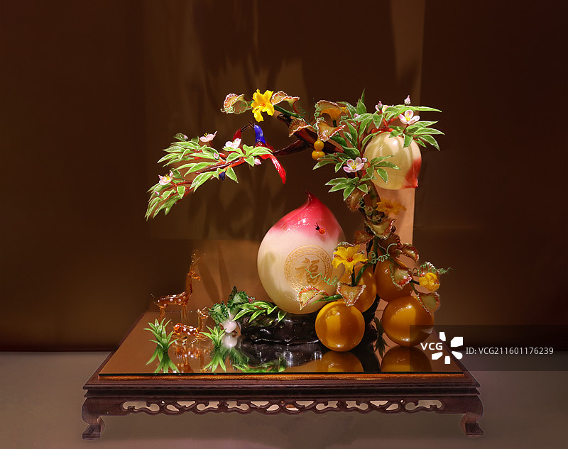 中国国家博物馆展出的淄博琉璃艺术展上的展品《福禄寿喜财》图片素材