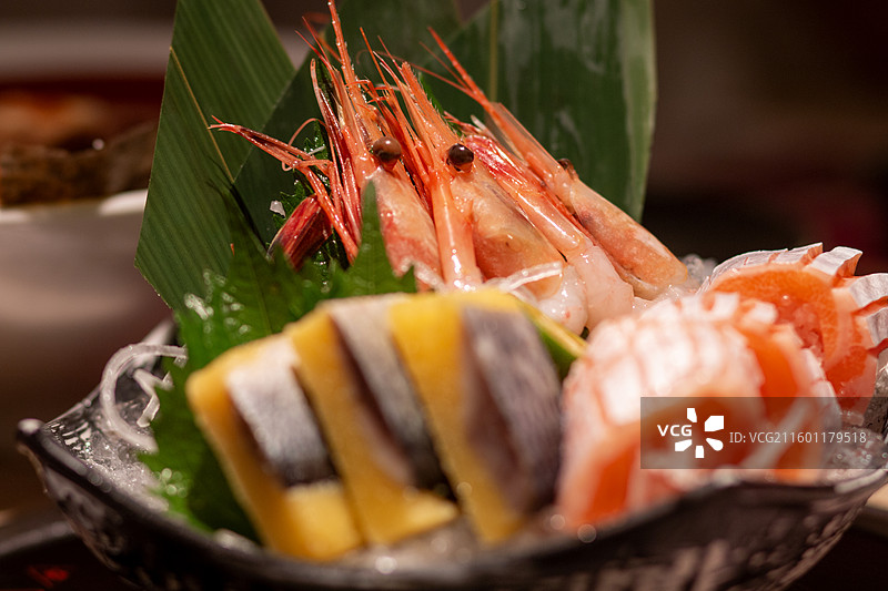 餐桌盘子里面的新鲜美味的三文鱼刺身与海虾日本料理特写镜头图片素材