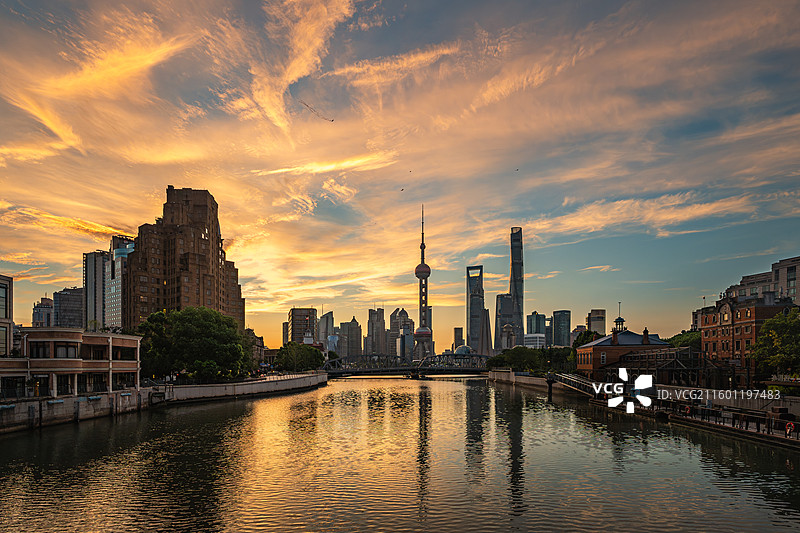 晨光中的上海地标：外白渡桥与东方明珠的对话图片素材