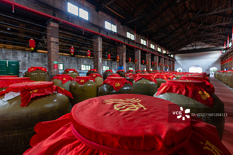 白酒酒厂展示中的窑藏存放于仓库的大酒坛图片素材