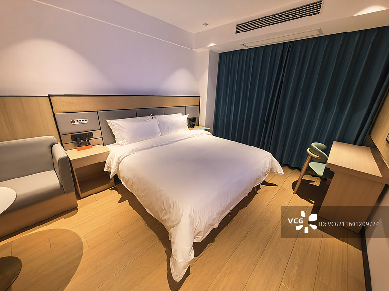 酒店大床房整洁床铺特写图片素材