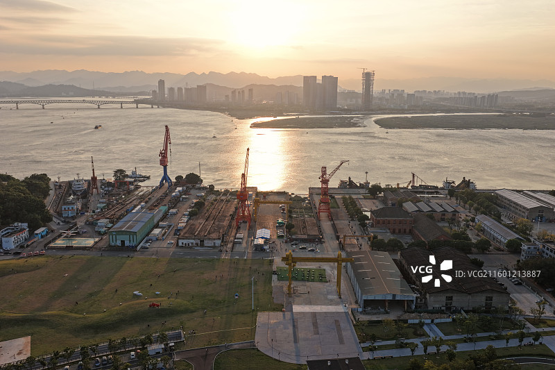 马尾船政文化景区航拍黄昏日落大草地图片素材