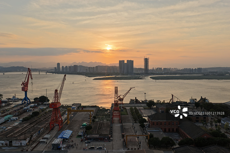 马尾船政文化景区航拍黄昏日落大草地图片素材