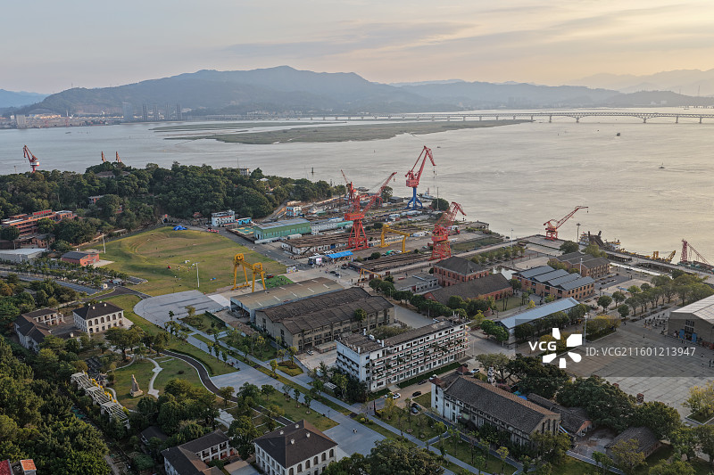 马尾船政文化景区航拍黄昏日落大草地图片素材