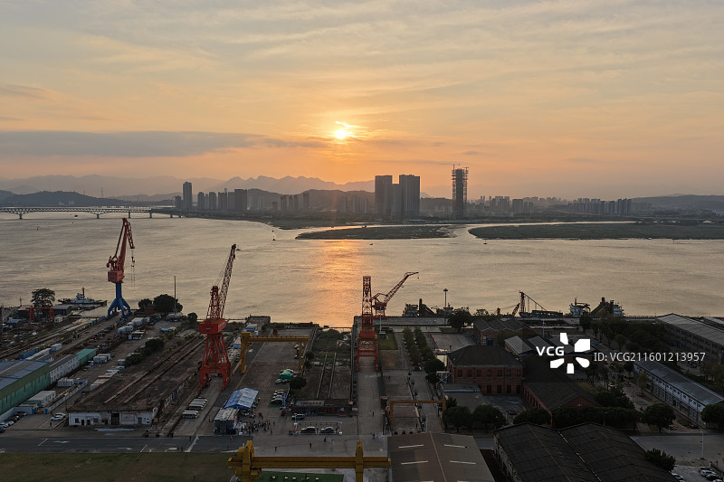 马尾船政文化景区航拍黄昏日落大草地图片素材